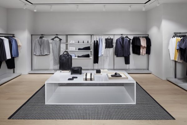 COS位於新城市廣場的專門店日前正式開幕。