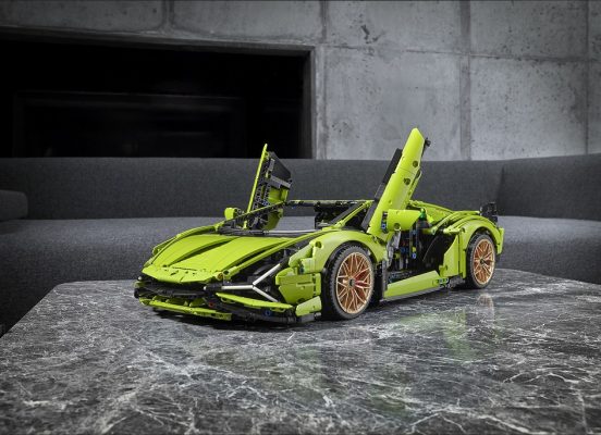 新品採用了和Sián實體車顏色相同的亮綠色外觀和啞金色輪轂,完成品高度為13厘米、長60厘米、寬25厘米。