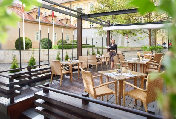 若想了解酒店內米芝蓮餐廳,可利用直接回復功能直接撥打餐廳電話。