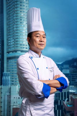 入行三十多年的謝意梅師傅(梅哥)。他明言:「在中菜上要時常保持創新思想,有時候下班或工餘後我也會從街市或網上的料理影片中尋找靈感。」