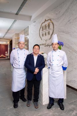 今次訪談,同場還有東海集團總公司 Tang's Catering Group 的行政總裁梁耀進(Eric)和東海點心部總廚蔡慶雄師傅(蔡師傅)。Eric 說,梅哥是一個新派師傅的代表,很願意開放自己去接受新嘗試。