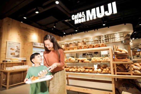 同時設有 Café&Meal MUJI,提供手沖咖啡、新鮮烘焙麵包、外帶輕食以至全日餐單,讓顧客品嚐天然健康的食材原味,為食生活帶來更多選擇。