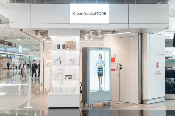 以純白無菌為設計主題的Cleanfreak.STORE,店內空間裝潢簡約及充滿未來感。當踏入店後,便會被擴增實境技術(AR)的虛擬實習客服員迎接。