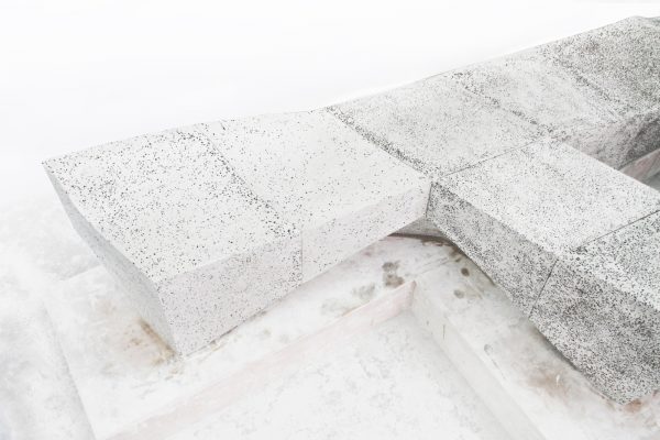 《Rough to Smooth》(戶外傢具)「和建築」的建築設計師設計。