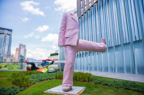 Erwin Wurm《半大西服(切割雕塑系列)》 2016 鑄鋁、亮光漆