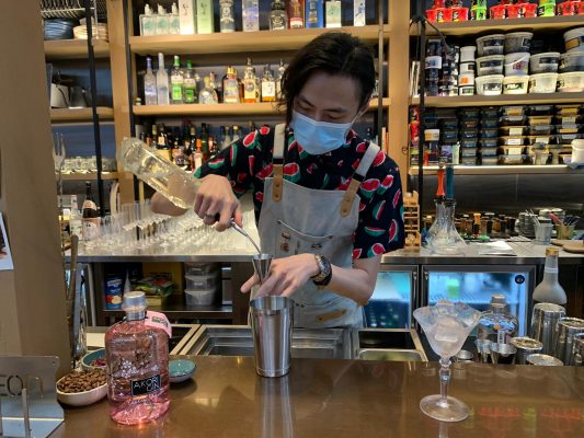 Lounge Hakuba 聯合創辦人之一的Wing Chan ,同時為店內的調酒師,酷愛滑書兼美酒的他,可謂寓工作於娛樂。