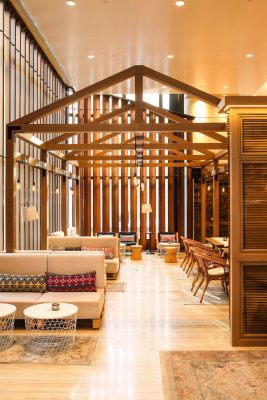 酒吧的室內設計以啡色木柱及木材構建主設計,重現 lodge bar 的感覺之餘,格局像極了和風日系小屋。