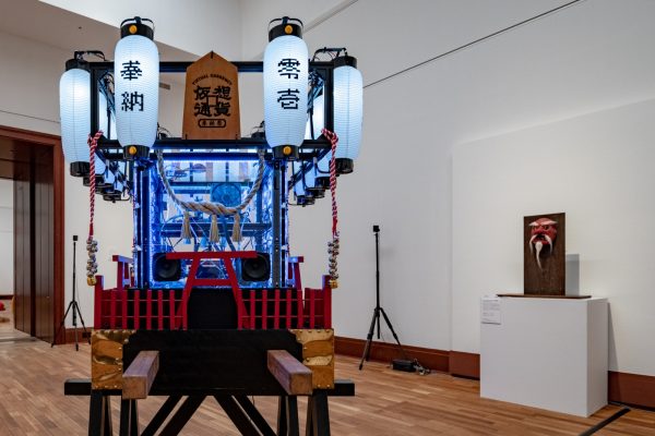 市原Etsuko 設計的「假想貨幣奉獻祭」的作品。 市原 えつこ × デジタルハリウッド大学院/ 株式会社ハコスコ《仮想通貨奉納祭》 (2020 年、撮影:表 恒匡)