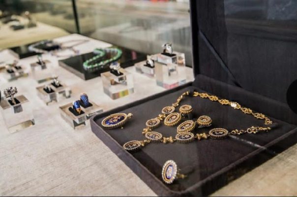 位於炮台山的旗艦店中所展示的珍貴珠寶。