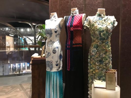 在K11 Musea 期限店裡,展示了其中三套曾被香港小姐及國際小姐穿著示範過的藝術旗袍。