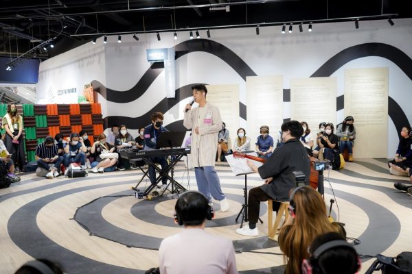 第一場Silent Concert的表演歌手許廷鏗,入場人士需要戴上無線耳機,感覺歌手們就在自己耳邊唱歌,無論身處哪一個位置,全場觀眾所聽到的都是同一條音源。