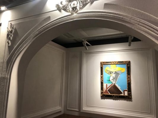 畢加索1969年作、囊括藝術家晚期作品關鍵題材的《男子半身像》,在掛畫的現場空間,是為一道拱門設計場景,此乃仿照畢卡索的工作間。