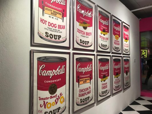 安迪 ∙ 沃荷(Andy Warhol)於1969年創作的《金寶湯之一(一套十幅)》,拍賣估價為4百萬至6百萬港元,畫作的展示場景以模仿雜貨商店為主題,藉以紀念大師該系列第一次展出的特別時刻。