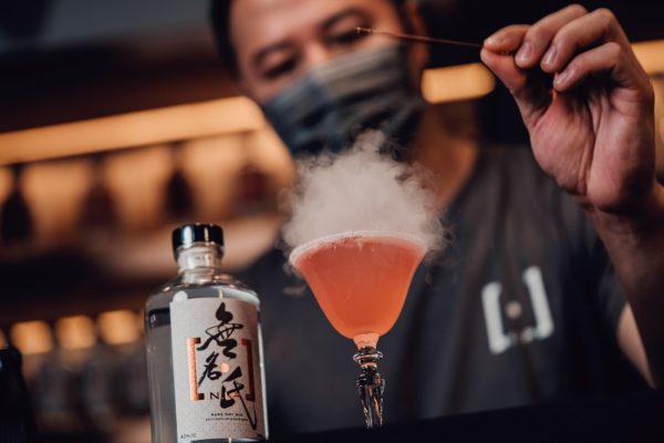 參加者可透過「以酒之名」氈酒工作坊,了解氈酒的歷史、釀製過程及品酒技巧。