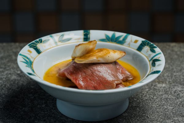 壽喜燒以A5和牛西冷及肉眼作為主菜。