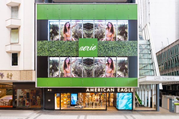 位於中環LHT Tower的American Eagle Outfitters旗艦店,樓高三層,佔地7000呎,於疫市中算是一個較大型的時裝品牌擴充舉措。