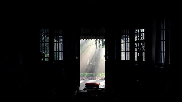 අදුරෙන් එලියට - Out of the Darkness