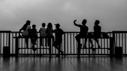 විඩහ නිවන අමුතු මිනිස්සු