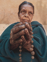 ඇයත් මවකි