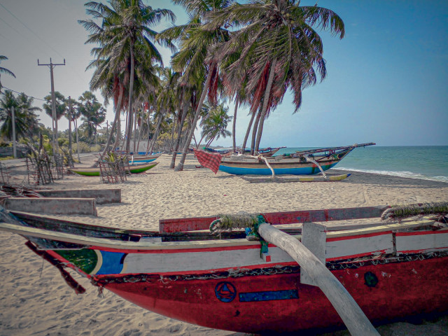 Boats that have gone to sea are parked on the shore