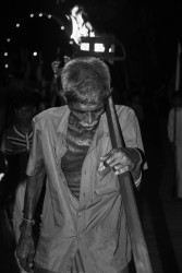පෙරහැර ආලෝකමත් කරමින් දිවිය ආලෝකමත් කිරීමට වෙර දරන්නා