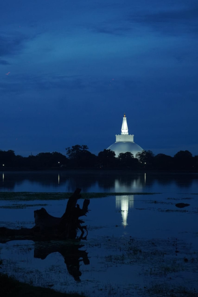 "Ruwanweliseya Stupa: A Timeless Reflection of Serenity and Spirituality"