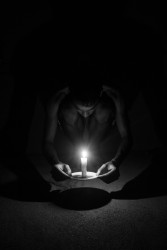 අදුරෙන් ආලෝකයට