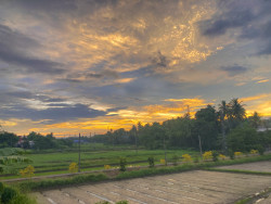 The setting sun coloring the clouds with the beauty of a beautiful valley.