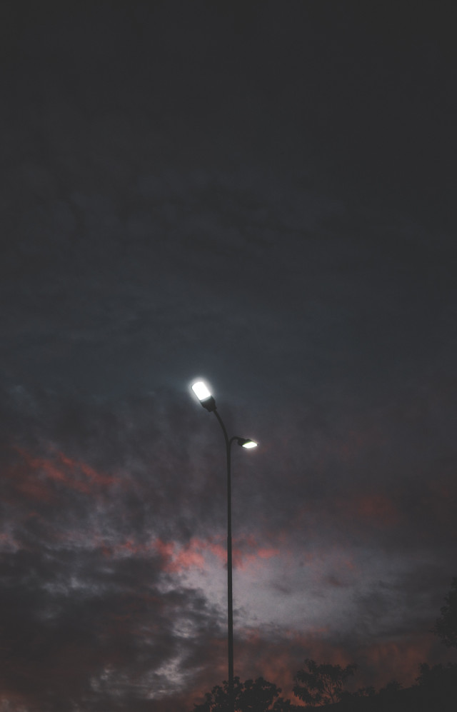 Dusk bathing lamp post