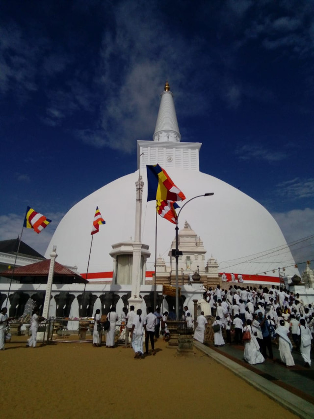 Ruwanweli Maha Seya . Anuradhapura
