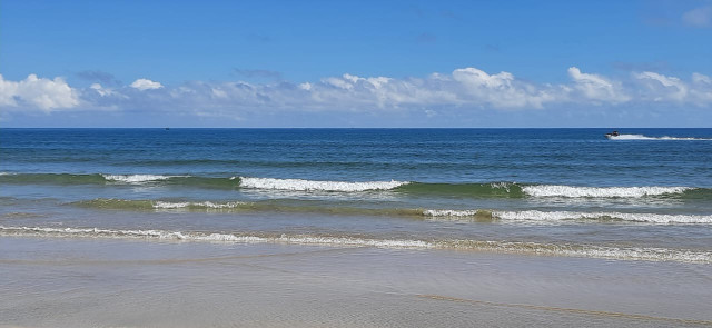 TM-Ranudi Karunaratne-02-Waves kissing the shore