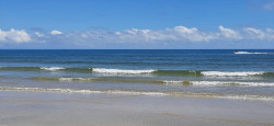 TM-Ranudi Karunaratne-02-Waves kissing the shore