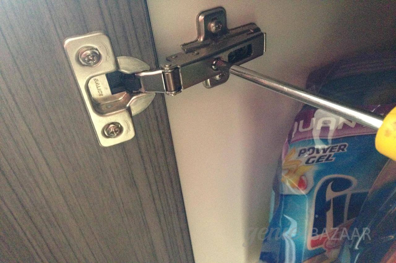Hinge fitting (kitchen cupboard)