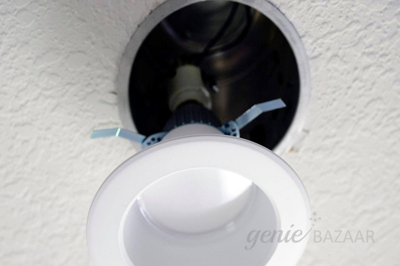 Fitting/removing bulbs without holder