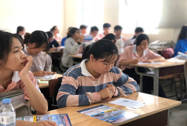 Các bạn học sinh Trường Nguyễn Việt Dũng tham khảo thông của trường