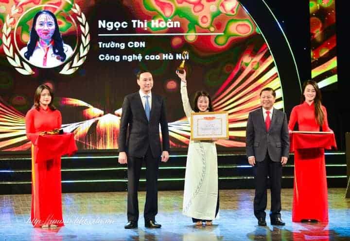 Ngọc Thị Hoàn nhận giải tại kỳ thi tay nghề thành phố Hà Nội 2019