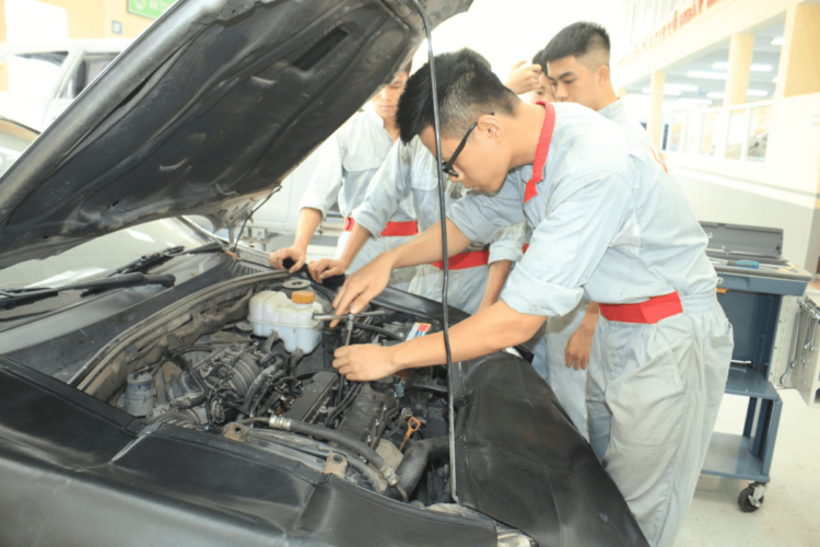 Vừa học vừa làm sửa chữa ô tô