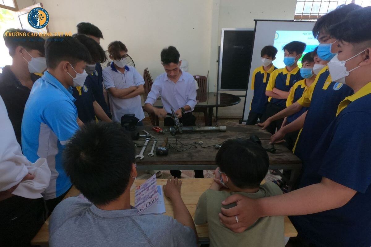 Học ng&agrave;nh sửa chữa &ocirc; t&ocirc; tại Cần Thơ