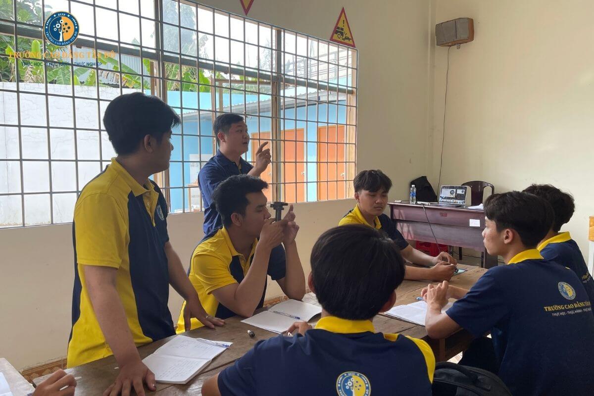 Trường dạy nghề sửa chữa &ocirc; t&ocirc;