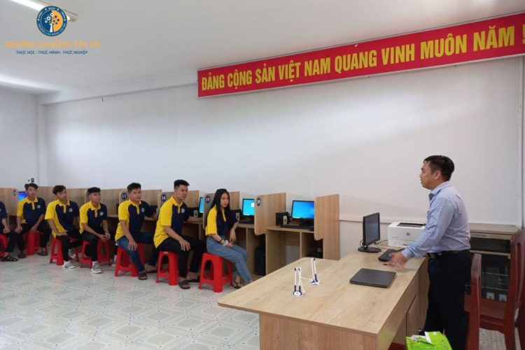 Học c&ocirc;ng nghệ th&ocirc;ng tin