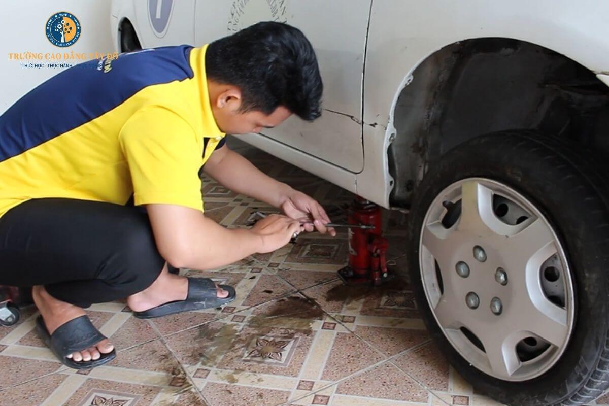 Học sửa ô tô cơ bản