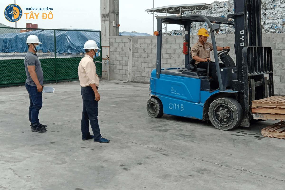 Tài xế nghề lái xe nâng làm việc nhiều với việc di chuyển hàng hóa