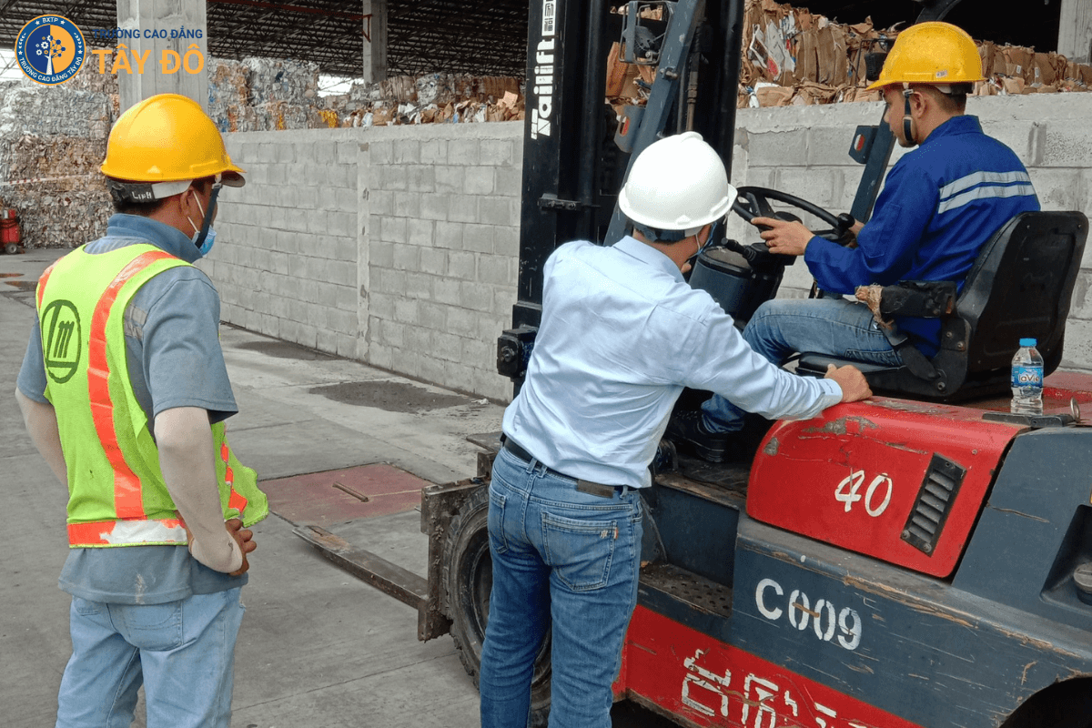 Nghề lái xe nâng