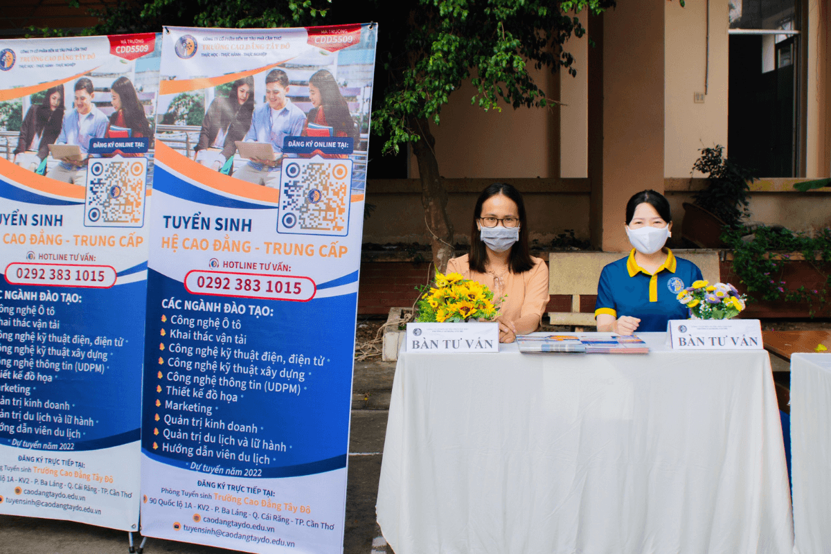 Ng&agrave;y hội hướng nghiệp tại trường THPT Nguyễn Việt Hồng