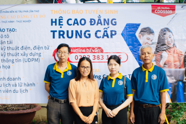 Ngày hội hướng nghiệp tại trường THPT Nguyễn Việt Hồng