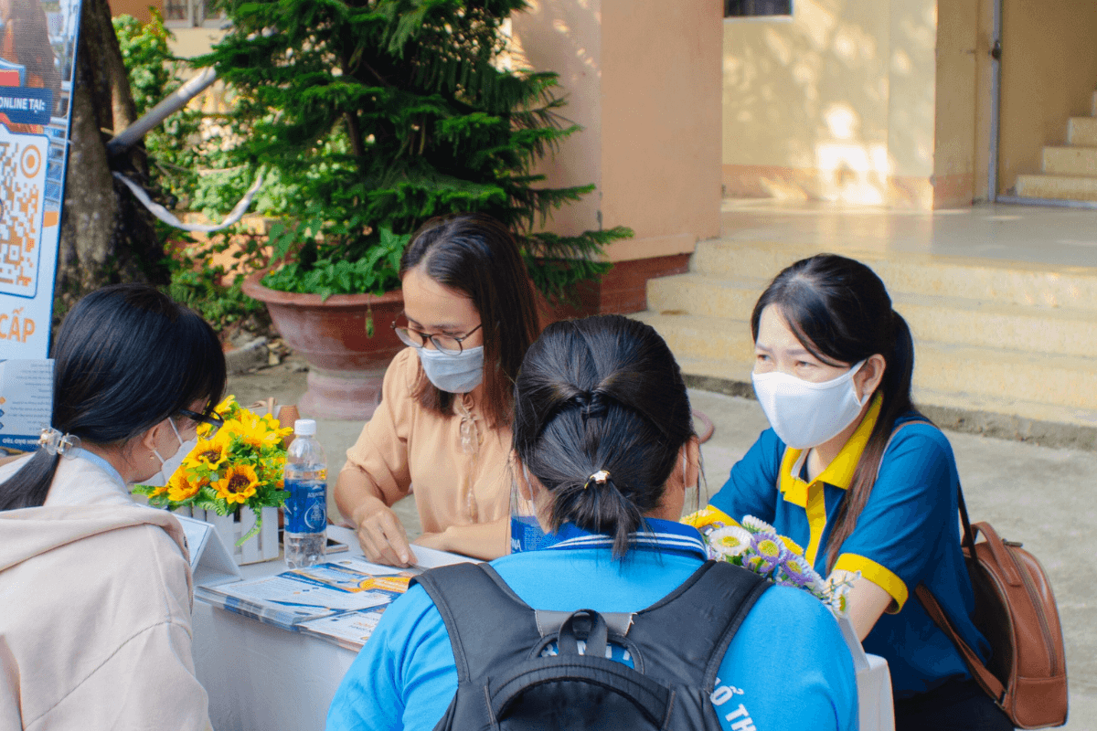 Ng&agrave;y hội hướng nghiệp tại trường THPT Nguyễn Việt Hồng