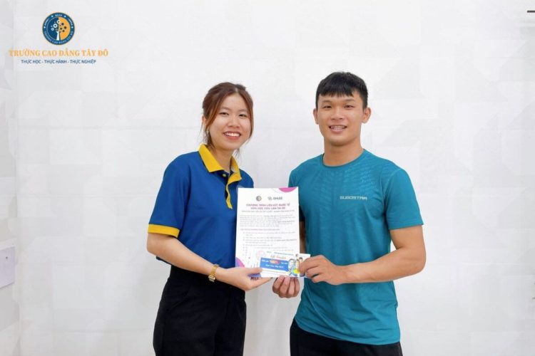Trường Cao đẳng Tây Đô trao học bổng cho sinh viên