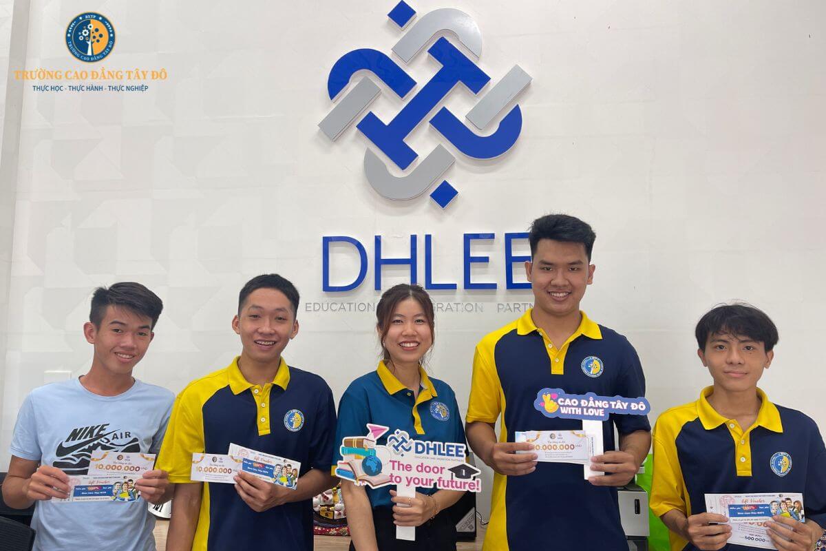 Trường Cao đẳng Tây Đô trao học bổng cho sinh viên