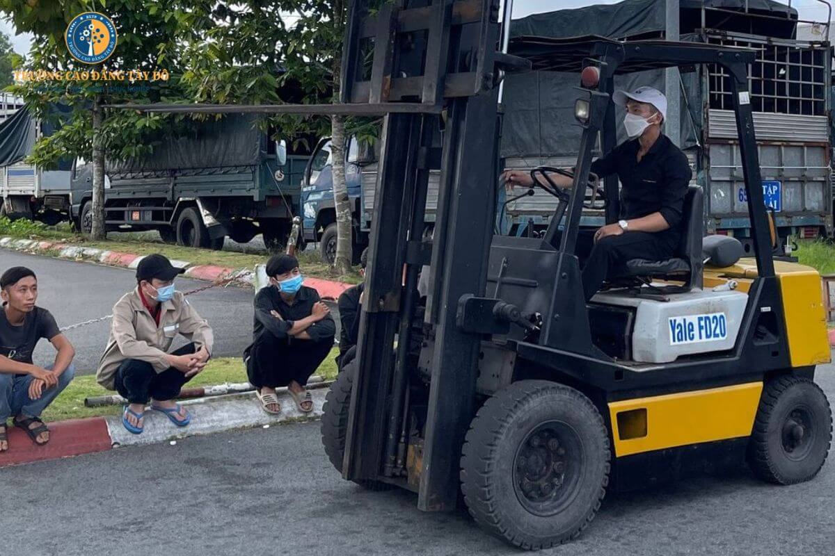 học lái xe nâng