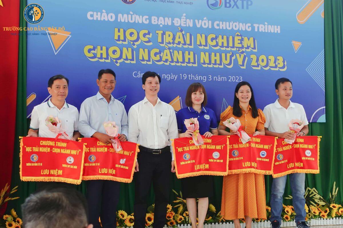 Ảnh lưu niệm của các thầy cô